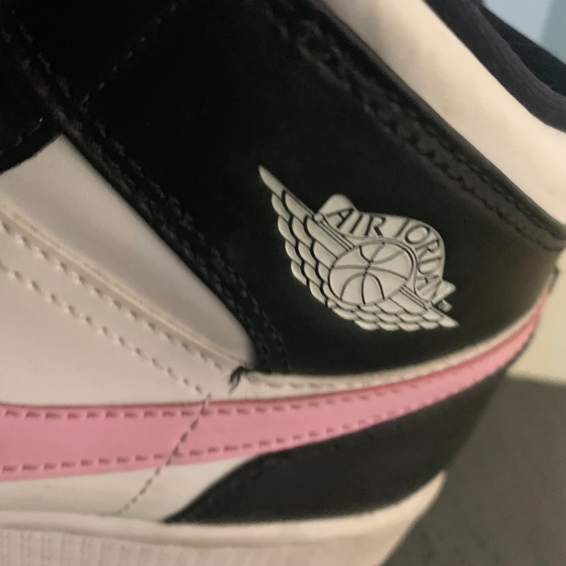 Jag säljer Jordans som är äkta jag köpte de för 2900kr och har knappt använd de om ni vill ha mer bilder så är det bara o skriva privat - 91