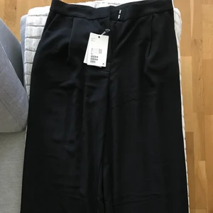 Monki Wide leg byxor - Svart wide leg stil byxor. Storlek 40. Helt ny med tag.