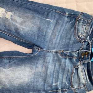 Butt lifting jeans. Storlek US 3. Passar som S. Använd två gånger och tvättad, annars i nyskick.