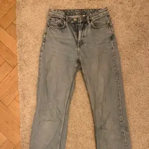 Voyage jeans från weekday. Välanvända och där av det låga priset. Storlek 25 i midjan och 32 i längden. Frakt tillkommer 