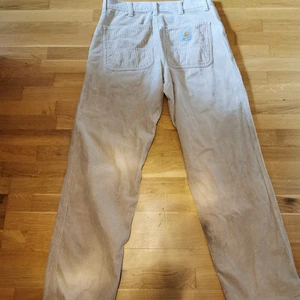 Carharrt Manchester byxor - Det här är ett par manchesterbyxor från carharrt som jag köpte på NK för 1000 kr. Strl: 29x32 och jag säljer då dessa för att dem är för små. Har inget fastpris utan ni får buda tills jag tycker att det är ett bra pris
