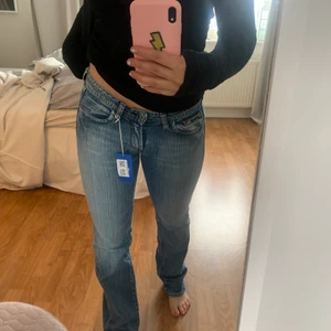 Jeans - Lägger upp mina snygga low waisted jeans igen pga oseriös köpare. Köpta från Sellpy,har även prislappen kvar, de är storlek 28😇