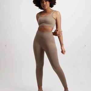 Aimn tights, espresso, M - Säljer vidare dessa tights eftersom jag tycker att färgen inte passa mig och tidigare träningskläder jag har. De är i färgen espresso. Köpte de här på pick och de var endast använda några få gånger och jag har endast testat dem. De är i storlek M men är stretchiga så passar säkert fler, nypris är 599:- 🥰💗