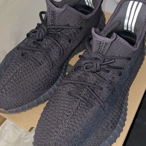 Adidas Yeezy 350 V2 Cinder - Använda endast en gång men fortfarande perfekt skick, lådan är skadad men behöver inte köpas med. Väldigt sköna o smidiga skor, perfekta sommarskor. Pris kan diskuteras, nya går för över 4000 och mina är som nya! Bara mycket billigare ;)