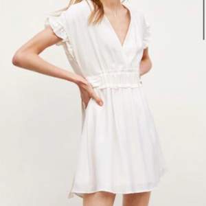 Säljer denna klänning från Zara i storlek XS. Den är i nyskick, bara använd några gånger. Personen på bilden är 165 cm.