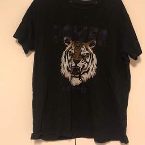 sen cool t-shirt med en tiger på 