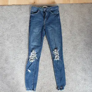Supersköna och superstretchiga skinny jeans i storlek 38 från Gina perfect💜 Använda men fortarande väldigt bra kvalité. Kan inte visa hur de sitter på då de är försmå för mig💖 köparen står för frakten