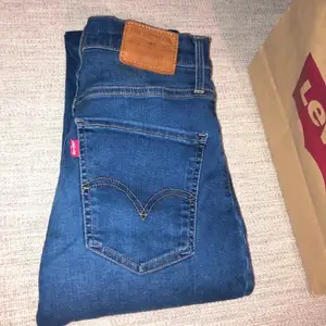 Skitsnygga mile high Levis jeans sparsamt använda, stretch  w25 h28 passar Xs-S. Köpare står för frakt eller hämtas i Segeltorp :)