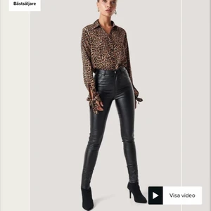 Skinnbyxor  - Fake skinnbyxor från NA-KD i skinny modell. Säljer då dom är för små för små för mig, pris kan diskuteras🥰