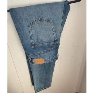 Blå taiki x-long jeans från Monki. Använda fåtal gånger, inga skavanker! ☺️