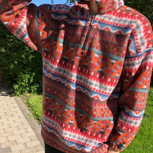 Mjuk och rolig tröja - Storlek 42/44 (XL/2XL). 74 cm lång/ 64 cm bred.