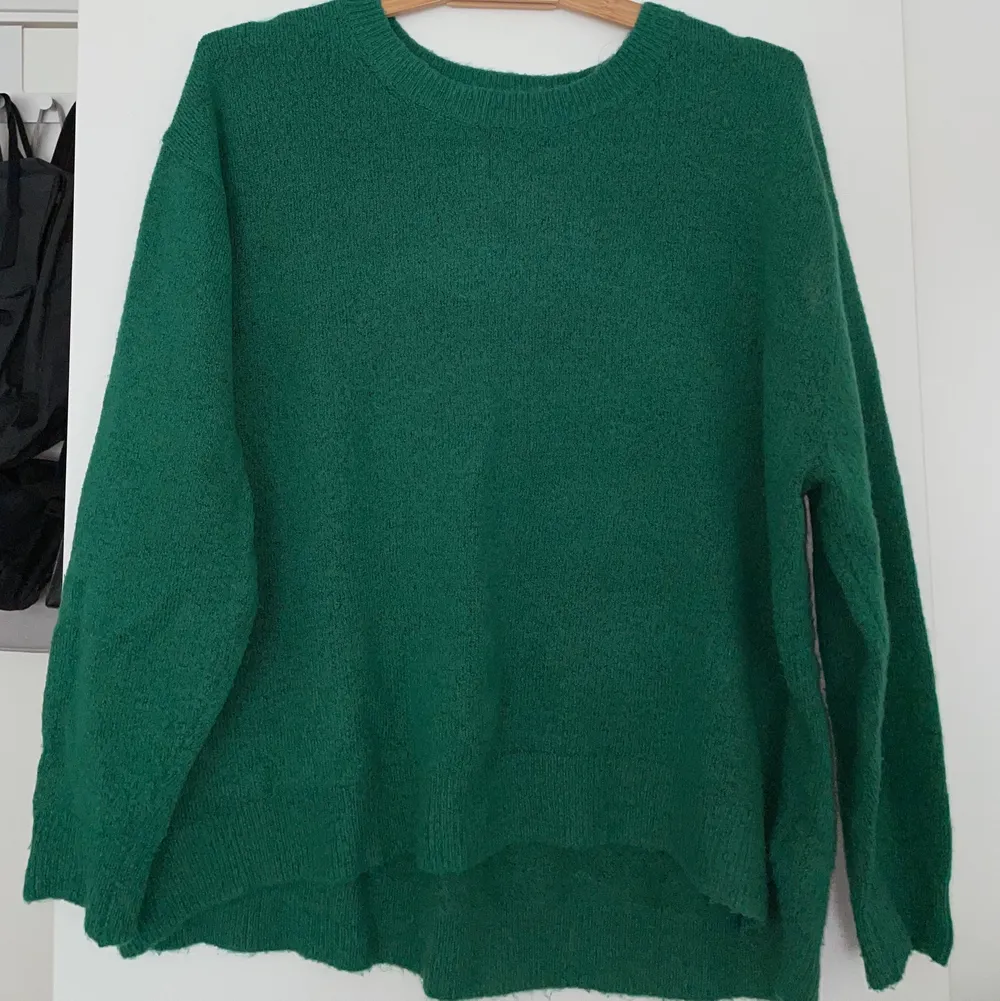 En ”oversized” grön tröja som är varsamt använd. Jag säljer den bara eftersom att jag har tröttnat lite på den): Så nu letar den efter att få bli använd igen. Den är lite mer ”klargrön” men det framkommer inte så tydligt på bild. . Stickat.