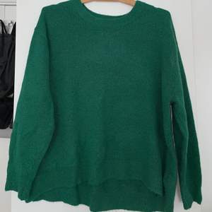 En ”oversized” grön tröja som är varsamt använd. Jag säljer den bara eftersom att jag har tröttnat lite på den): Så nu letar den efter att få bli använd igen. Den är lite mer ”klargrön” men det framkommer inte så tydligt på bild. 