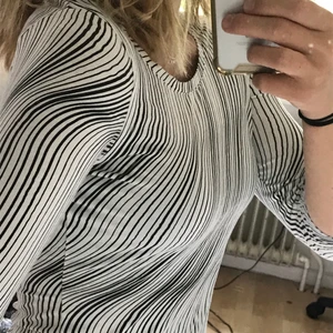 Cool tröja🦓 - Cool tröja med unikt mönster⚡️ storlek xs men passar även S och stor S. Den är lång som en vanlig tröja, men sitter tight så det är även fint att ha den uppvikt om man vill ha det. aldrig annvänd och i helt nyskick🌟