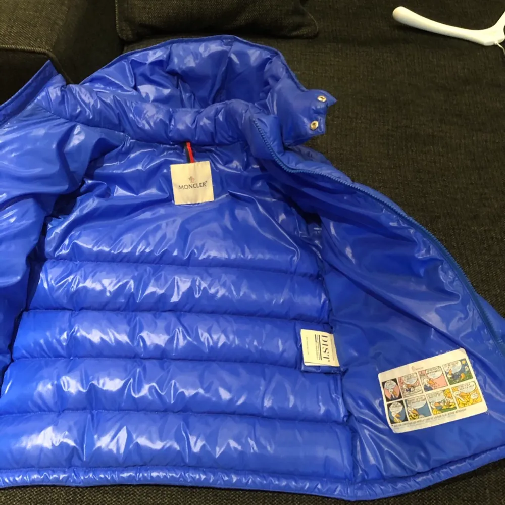 Moncler jacka maya strl 152/160 går att scanna och se att den är äkta. köpte ny på childrensalon för 6500kr i vintras har använt typ ca 5 gånger.. Jackor.