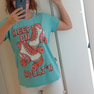 Gina Tricots T-shirt, storlek L - Turkos Keep on Rolli'n T-shirt. Bekväm och pösig. Bomull. 