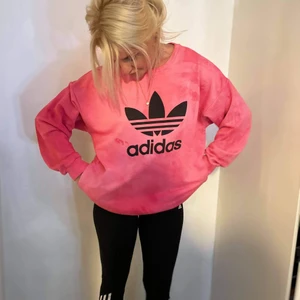Adidas  - Säljer en otroligt skön och fin Adidas tröja, använd ett fåtal gånger och ser ut som ny! Den är storlek 40 men passar perfekt för mig som är en S. 