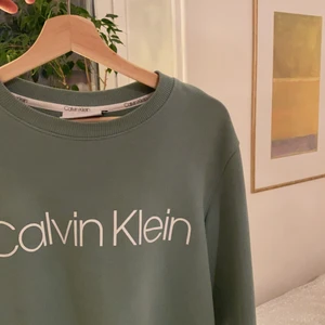 Clavin Klein tröja S  - Säljer min Calvin Klein tröja som är i mycket fint skick. Har använt den flera gånger men den ser ut som en ny. Köpte den för SEK 1000 i september. Storlek S