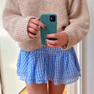 Kjol - (Lånad bild) Super härlig, somrig blå kjol från HM storlek 36