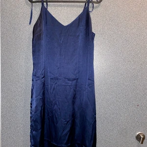 Klänning i silkesmaterial - Klänning i silkesmaterial, mörkblå, aldrig använd. 