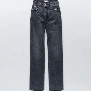 Gråa zara jeans - jeans från zara i en mörkgrå färg👌🏼👌🏼kan skicka fler bilder 