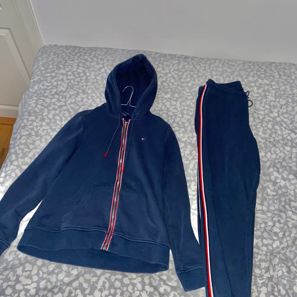 Säljer detta snygga settet från Tommy Hilfiger! Det är i en marinblå färg med röda och vita detaljer! Priset för settet blir 200kr! Om man vill köpa separat blir priset 100kr för vardera plagg! I plaggen står storleken M men då de är lite små i storleken så skulle jag säga att de sitter mer som S!Kontakta mig vid intresse🦋🦋. Hoodies.