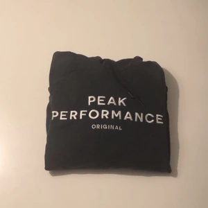 Peak Performance Hoodie - Rymlig och skön hoodie, inte användt så jättemycket och brukar bara ligga i min byrå. Så har nu valt att sälja den. 