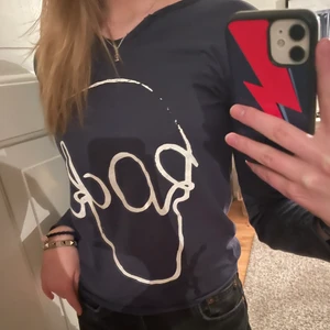 Zadig Voltaire tröja - Säljer denna superfina långärmade t-shirt från zadig pga att den inte kommer till användning. Köpt för ungefär 1 år sedan på barnavdelningen. Tröjan är sparsamt använd och är i bra skick. De står inte vilken storlek den är men skulle säga att det är en S!💕pris kan diskuteras, och kolla gärna in mina andra plagg jag säljer!!