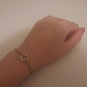 Armband - Säljer detta fina armband då jag inte använder det. Använt den max 3gånger. Den är som ny. Köpt på glitter. Du från för frakten 💕