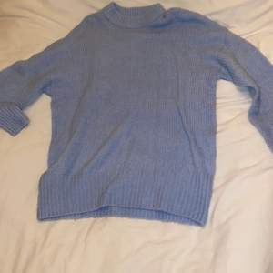 Säljer en blå stickad tröja från lager 157 i strl xs/s. Den är aldrig använd men väldigt skön❤️vill få sålt så kontakta med ett rimligt pris 