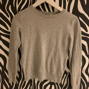 Grå tröja gina tricot - Säljer nu min supersnygga stickade tröja från Gina tricot, nästan aldrig använd men super snygg 