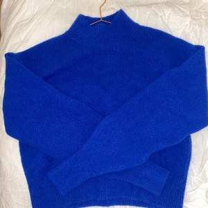 & other stories tröja strl XS - blå  - Knappt använt, i jättebra skick ❤️