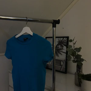 Blå topp från MONKI⚡️⚡️💙🦋 - En jättesöt topp i en otroligt fin färg! Toppen är köpt på MONKI och finns inte kvar längre! Den är i storlek S.                    Frakten ingår inte. Skriv för frågor och funderingar!💓