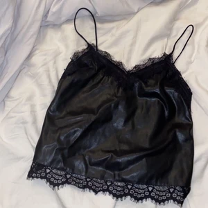 Läder linne - Snyggt läder linne! Använd 1-2 gånger🦋