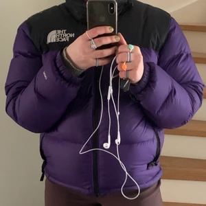 The North Face 1996 puffer jacket - Säljer min lila äkta The North Face 1996 Retro Nuptse dunjacka! Köpt förra vintern second hand och användes lite förra vintern. Inga tydliga defekter eller fel. Womens size M och skulle säga att den sitter true to size. Dm:a för fler frågor eller bilder! Köparen står för frakt. Nypris 3100 kronor. 