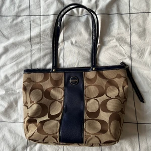 Coach Väska - Fin Coach väska. Är osäker på om den är äkta därav priset<3 Skriv för fler bilder.  !!!KOLLA MIN BIO INNAN NI SKRIVER T MIG!!!