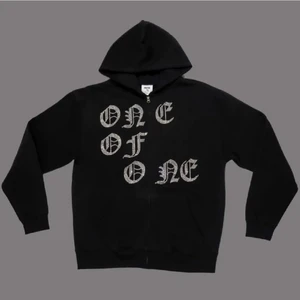 ONE OF ONE HOODIE - Helt oanvänd one of one hoodie, storlek S i nyskick💞dm för fler bilder eller frågor! nypris 1500kr men den är slutsåld och min är i nyskick så säljer den för 1000kr. 