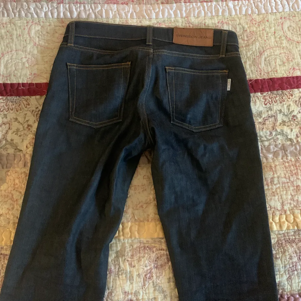 Lågmidjade mörkblå något utsvängda jeans från Svensson. Köpt på secondhand i nyskick, endast använda ett fåtal gånger. Passar mig perfekt i längden som är 166 cm. Säljes då jag har flera jeans i samma färg. Hör av er!💞. Jeans & Byxor.