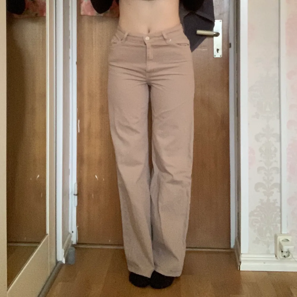 Jättesnygga beiga byxor/jeans från Monki modell Yoko! Knappt använda i nyskick. Är i storlek 26 och passar mig perfekt i längden som är 166. Har andra byxor i samma färg därför säljs de. Hör av er!💕. Jeans & Byxor.