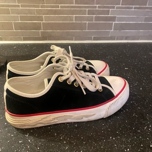 Sandro sneakers  - Säljer mina super fina sandro sneakers!!🖤🖤köpte på nk Stockholm storlek 37❤️‍🔥❤️‍🔥🖤🖤