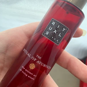 Rituals bodymist - Hair & bodymist från Rituals i serien Ayurveda. Endast testsprutad, inte riktigt min cup of tea. Köparen står för frakten 🥰