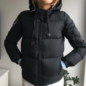 All black Dbrand jacka - Säljer en nästan oanvänd all black dbrand jacka. Köpt för 2000kr men säljer den för 700kr. Skriv vid intresse. Köparen står för frakten🖤