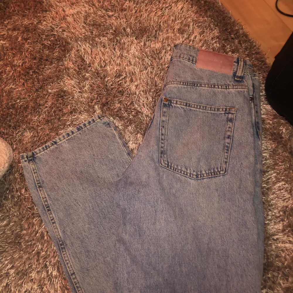 Snygga Mom jeans oanvänd❤️ storlek 38❤️ hör gärna av dig om du har frågor eller intresse😊. Jeans & Byxor.
