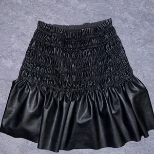  Populär skjol från Gina Tricot - Hej, jag säljer denna fina Kjolen då den inte riktigt var min smak aldrig använts så ser ut som ny. Storlek S men skulle nog säga att den även passar M då den är stretchig. Start bud på 150kr  