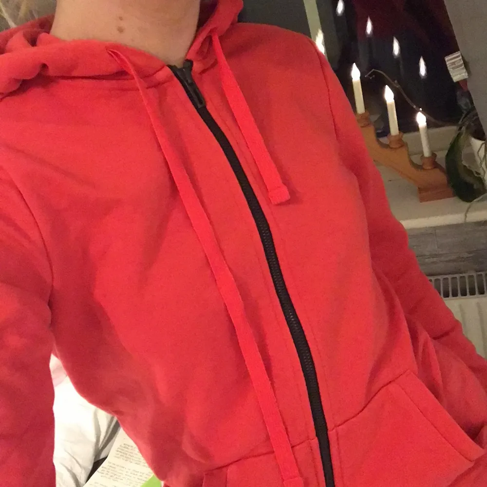 Säljer nu min röda adidas-tröja med dragkedja i storlek S. Den framhäver ens former väldigt bra, då den sitter relativt tight, men samtidigt är väldigt bekväm. Den värmer också bra då den sluter tätt kring kroppen. Hör gärna av dig om du har frågor, är intresserad eller vill förhandla om priset😊💖. Hoodies.