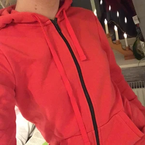 Adidas hoodie storlek S - Säljer nu min röda adidas-tröja med dragkedja i storlek S. Den framhäver ens former väldigt bra, då den sitter relativt tight, men samtidigt är väldigt bekväm. Den värmer också bra då den sluter tätt kring kroppen. Hör gärna av dig om du har frågor, är intresserad eller vill förhandla om priset😊💖