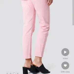 Säljer ett par helt oanvända rosa mom jeans från Na-kd som jag köpte för något år sen. Säljer då dom somsagt aldrig kommit till användning. Storlek 36 men tror även att de skulle passa om man har mot 38 då de är väldigt sköna! Nypris 300kr💕