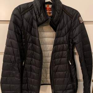 Parajumpers Geena- Dam (Äkta och köpt från Johnells) I storlek S och är i väldigt bra skick.  Färg: Svart Ord.pris: 3999kr Priset går att diskutera :) Skriv för fler bilder :)