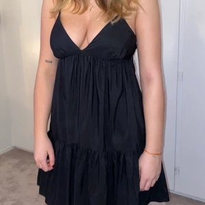 Zara klänning - Svart klänning från zara. Använd endast 1 gång så den är så gott som ny. Köparen står för frakten💖