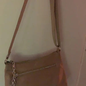 Väska - Säljer nu denna väska ifrån h&m och är i nyskick då den knappast är använd. Banden är justerbara. Säljs för 70kr+frakt som köparen står för ☺️ kontakta mig vid intresse 🤩